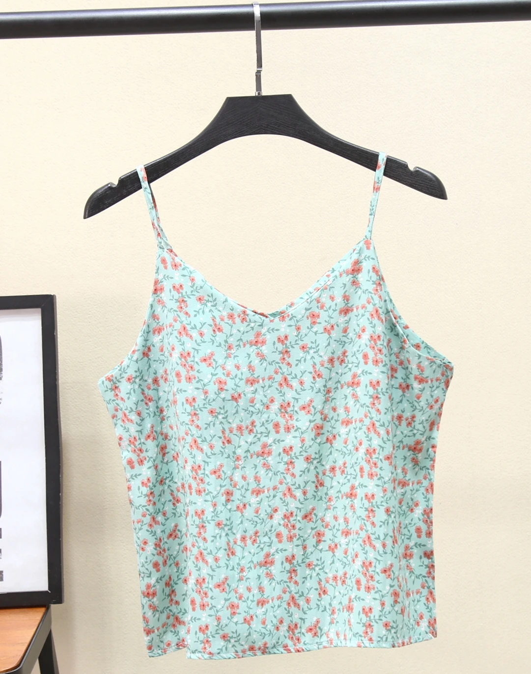 Spring Summer Sexy Women's tank top Small floral silk ladies sling female vest top clothes2021 women clothing
Spring Summer Sexy Women's tank top Small floral silk ladies sling female vest top clothes2021 women clothing