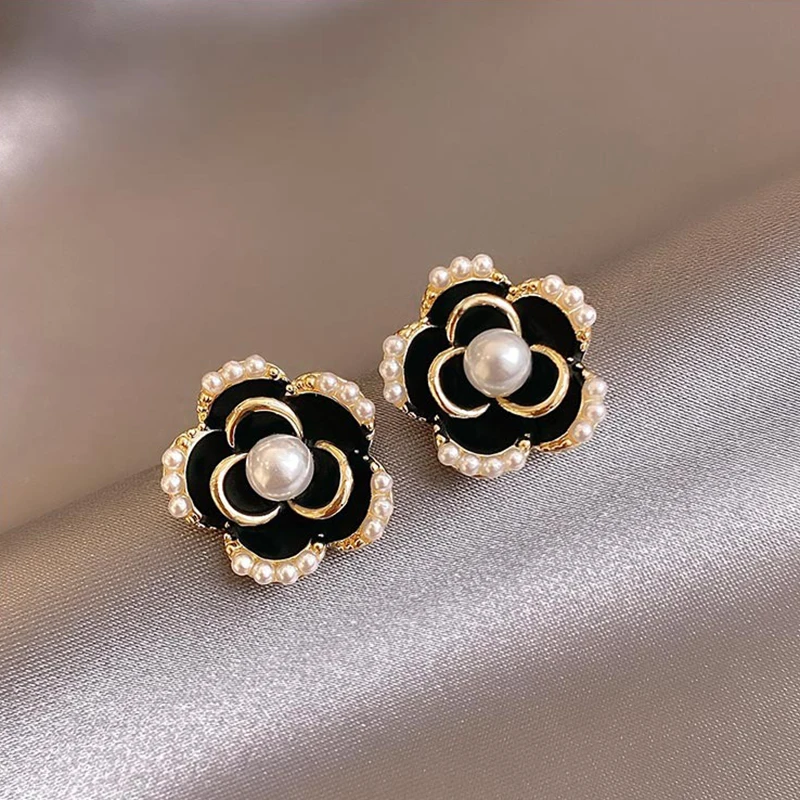 Sexy Woman Black Flower Earrings Party Club Accessories Ear Stud Earrings Fashion Jewelry Korean Pearl Earrings Moda Mujer 2021
Sexy Woman Black Flower Earrings Party Club Accessories Ear Stud Earrings Fashion Jewelry Korean Pearl Earrings Moda Mujer 2021