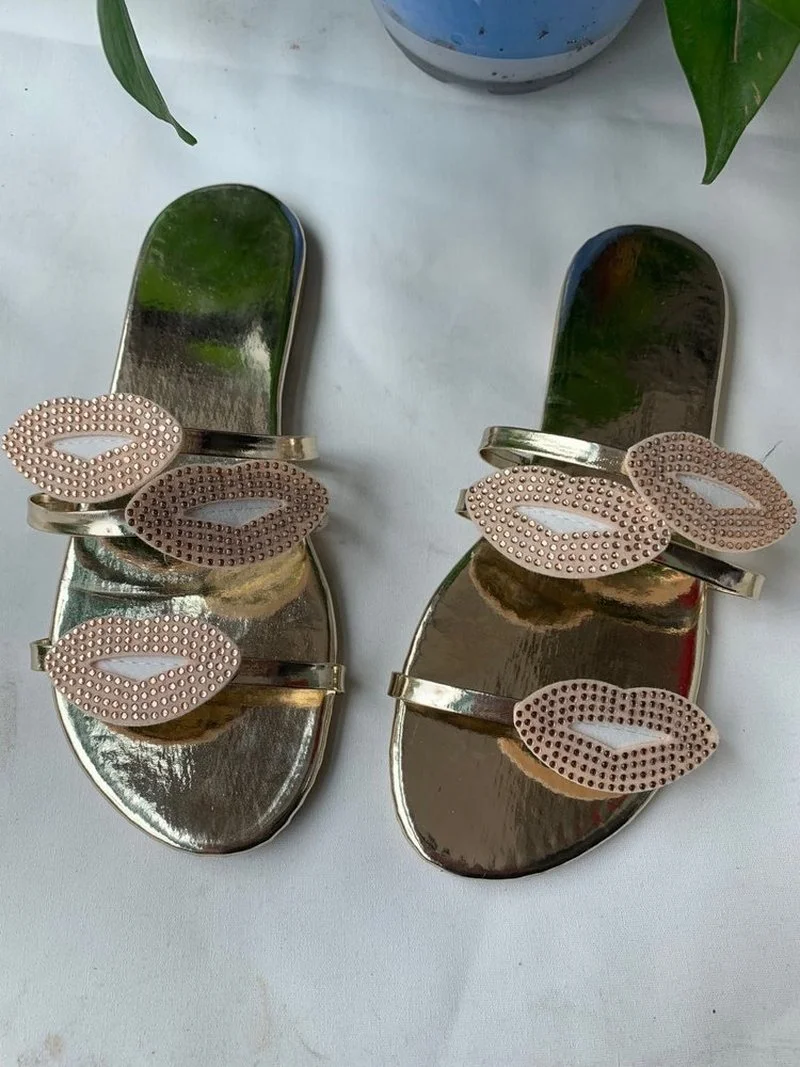 Flip-toe sandals female 2021 summer new large size non-slip beach shoes flat red lips sexy slippers 
Flip-toe sandals female 2021 summer new large size non-slip beach shoes flat red lips sexy slippers