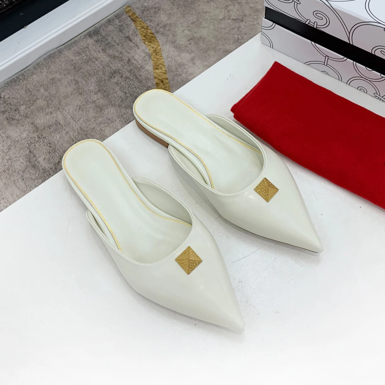 Women's Elegant Mules Woman Casual Slippers 2021 Ladies Low Heels Fashion Female Pointed Toe Shoes Women Candy Colors Footwear
Women's Elegant Mules Woman Casual Slippers 2021 Ladies Low Heels Fashion Female Pointed Toe Shoes Women Candy Colors Footwear