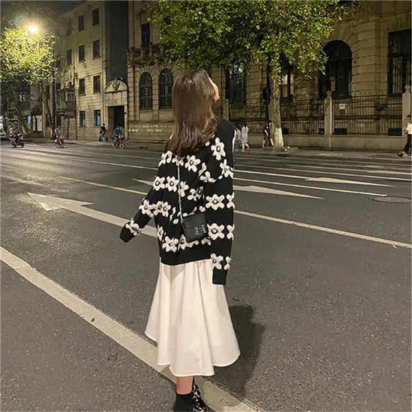 Flower sweater female black background white flower fall / winter 2020 new style loose and lazy Pullover student top
Flower sweater female black background white flower fall / winter 2020 new style loose and lazy Pullover student top