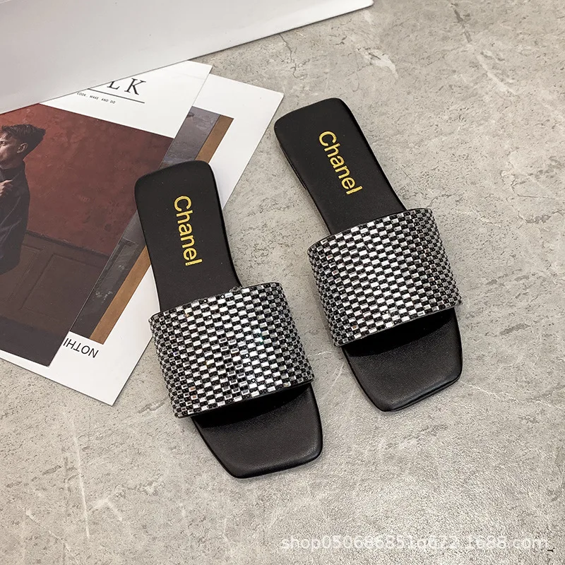 Large size 2020 new fashion wear square flat bottomed diamond Flip Flop Sandals for women
Large size 2020 new fashion wear square flat bottomed diamond Flip Flop Sandals for women