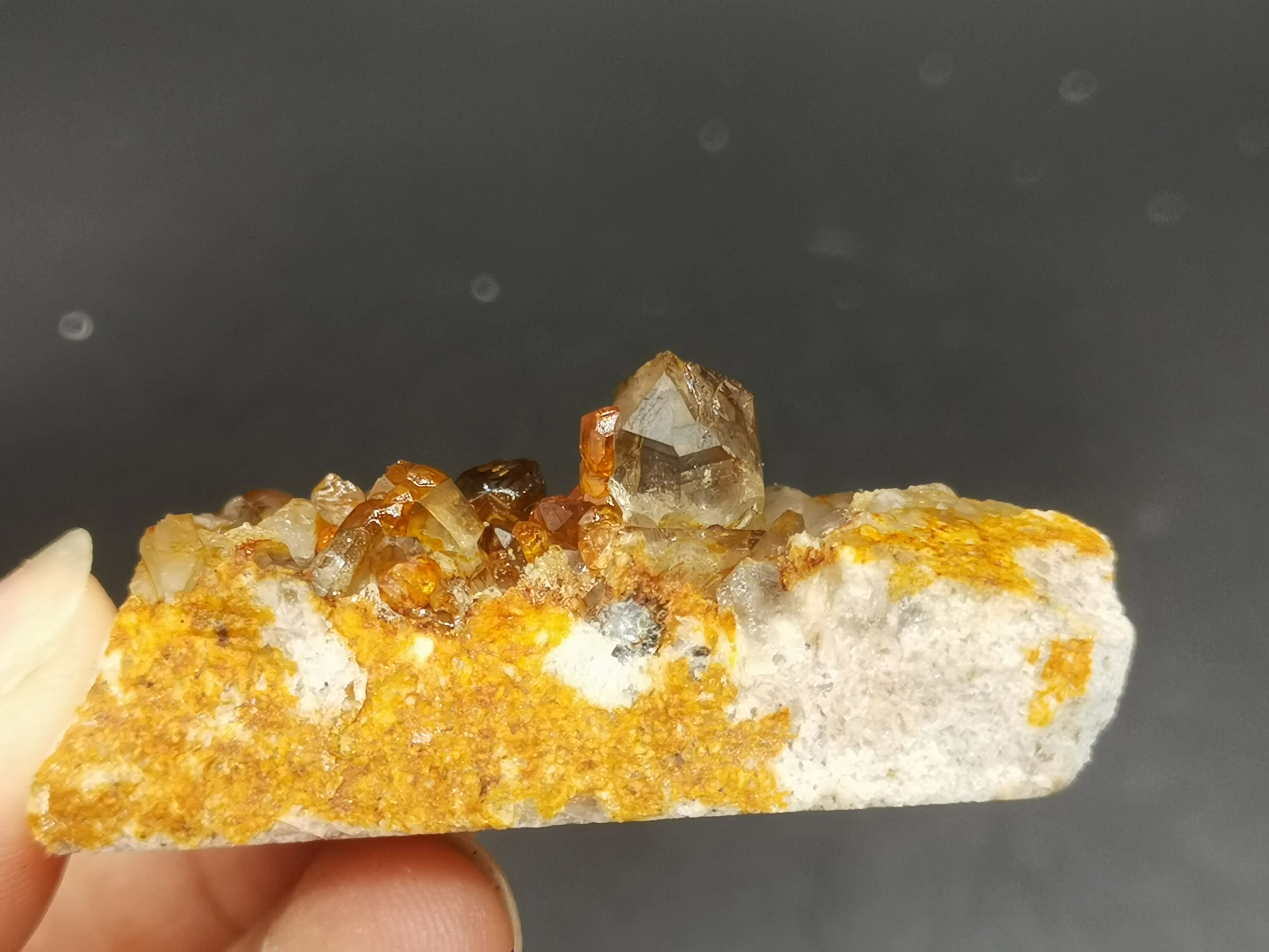 100% natural crystal garnet, tea body crystal, feldspar mineral crystal symbiosis
100% natural crystal garnet, tea body crystal, feldspar mineral crystal symbiosis