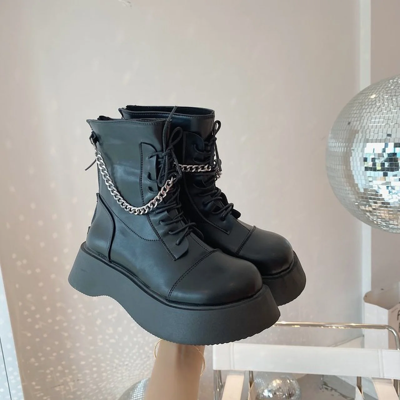 2021 Leather Ankle Boots Women Boots Chelsea Short boots Metal decoration Ladies Round head Lace Winter Female Platform Shoes
2021 Leather Ankle Boots Women Boots Chelsea Short boots Metal decoration Ladies Round head Lace Winter Female Platform Shoes