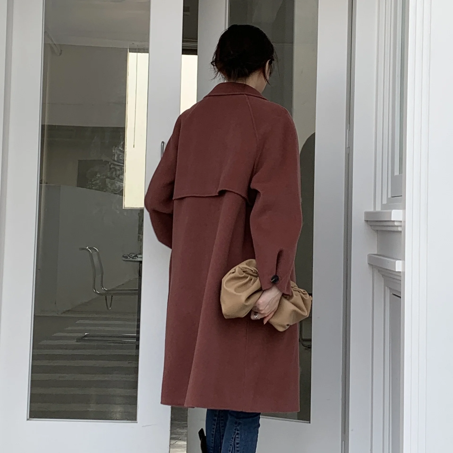2021 winter new ol temperament Korean long sleeve Lapel loose women's wool coat cashmere wool coat
2021 winter new ol temperament Korean long sleeve Lapel loose women's wool coat cashmere wool coat