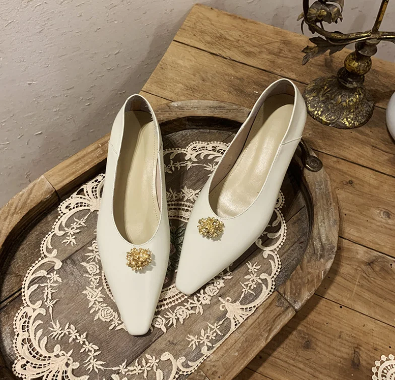 Pointed shallow mouth single shoes female flower metal buckle fairy style gentle low-heeled soft leather flat shoes
Pointed shallow mouth single shoes female flower metal buckle fairy style gentle low-heeled soft leather flat shoes
