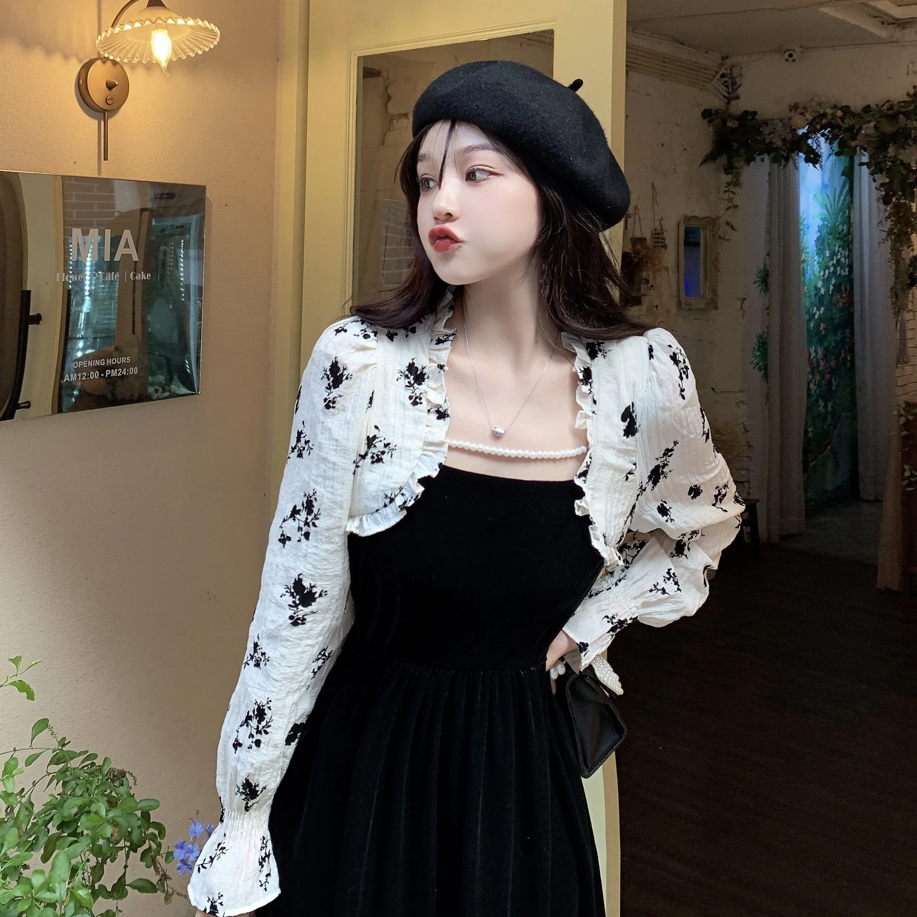 L-4XL Black Long Dress Women Vintage Long Sleeve Velvet Dresses Fake Two-piece Floral Patchwork Pearl Dress Female Autumn New 
L-4XL Black Long Dress Women Vintage Long Sleeve Velvet Dresses Fake Two-piece Floral Patchwork Pearl Dress Female Autumn New