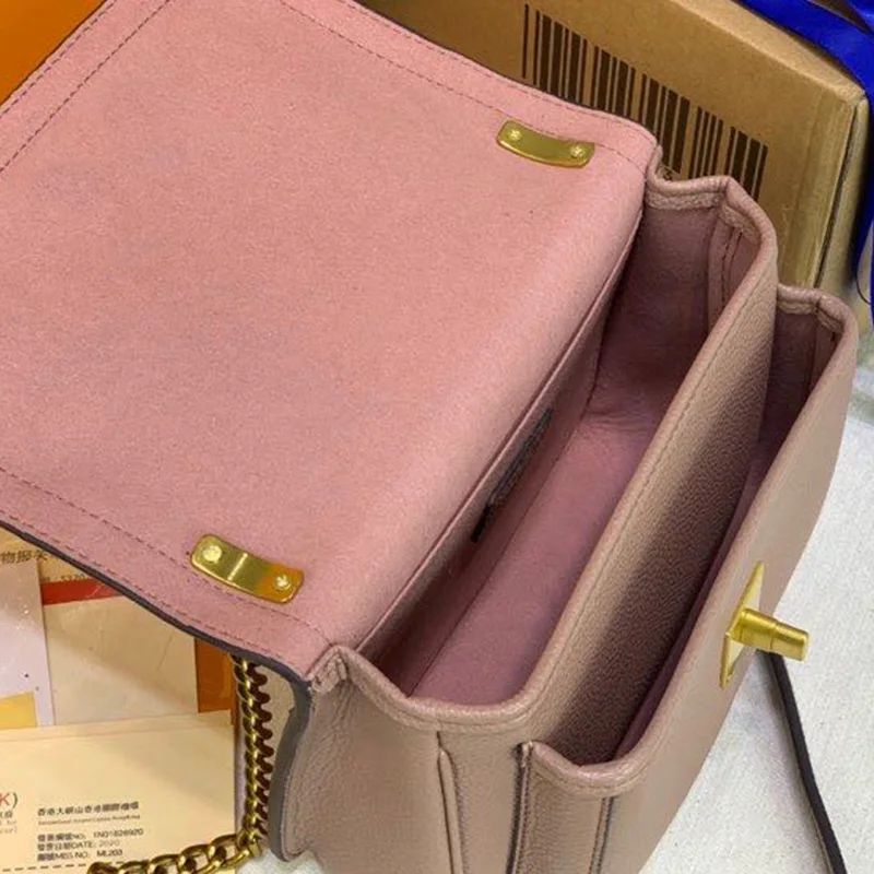 2021 new fashion leather women's satchel high quality original bag noble Luxury Design Women's bag
2021 new fashion leather women's satchel high quality original bag noble Luxury Design Women's bag