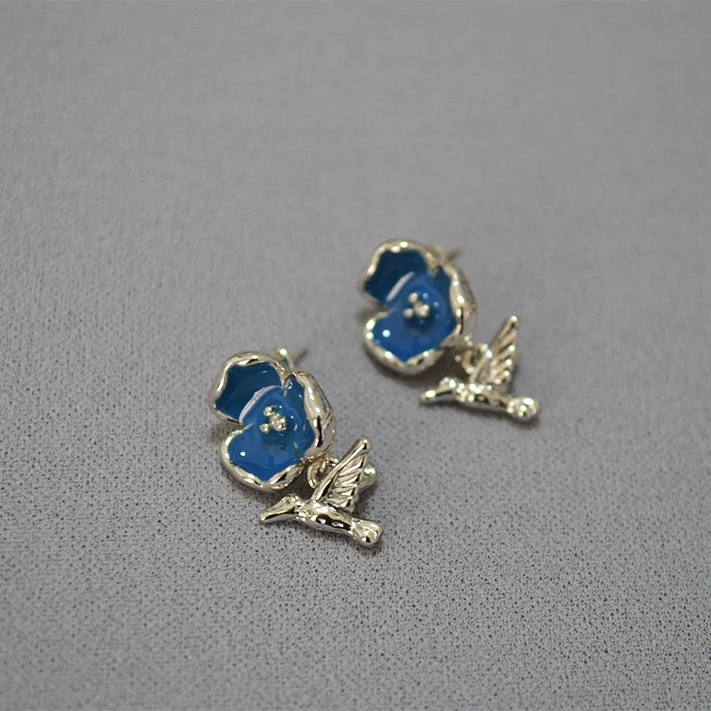 Модные серьги-гвоздики из серебра 925 пробы с голубым цветком 
Модные серьги-гвоздики из серебра 925 пробы с голубым цветком