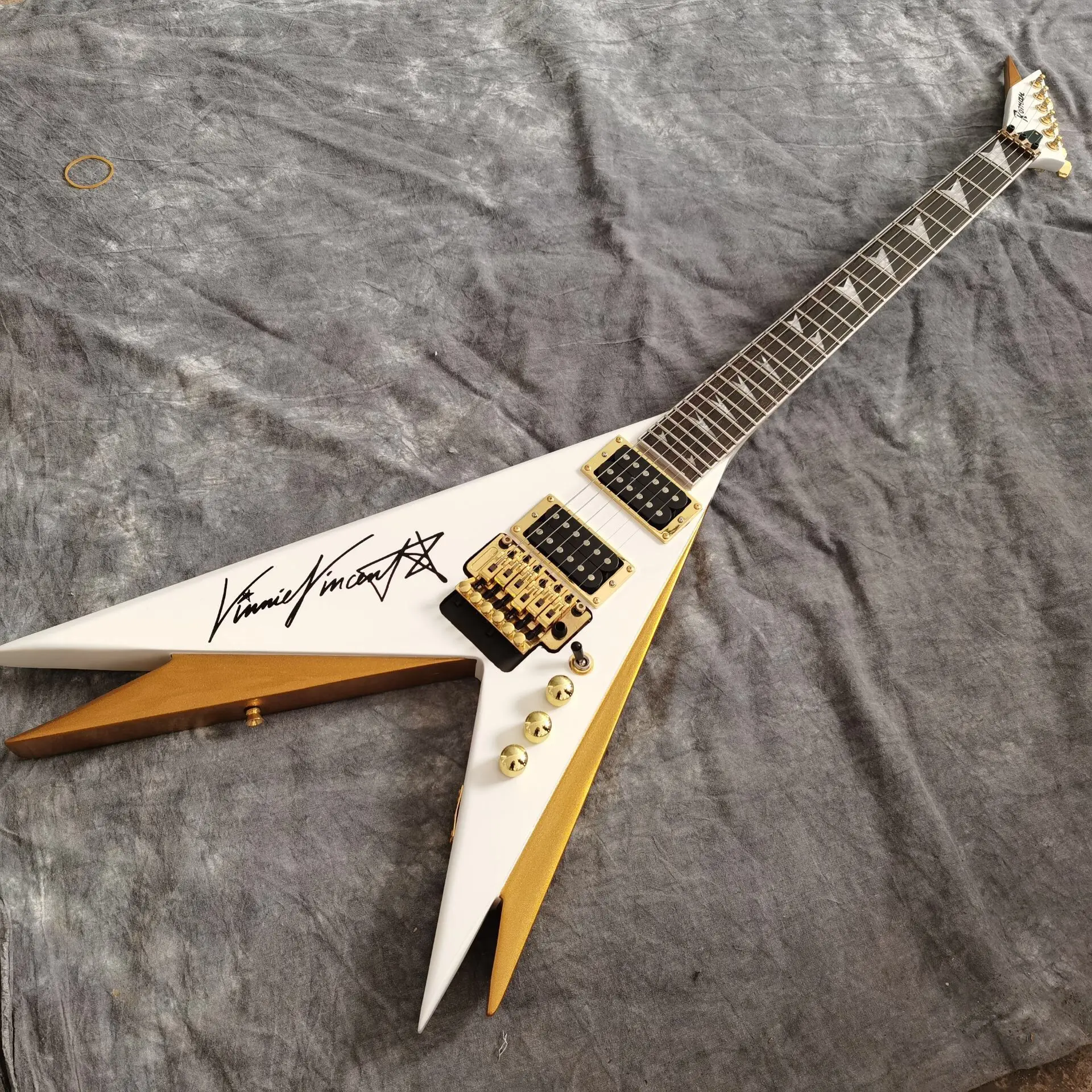 V-образная электрическая гитара. Белый цвет gitaar. Фингерборд из палисандра. Высокое качество 6 выступлений Гитара. Реальное фото
V-образная электрическая гитара. Белый цвет gitaar. Фингерборд из палисандра. Высокое качество 6 выступлений Гитара. Реальное фото