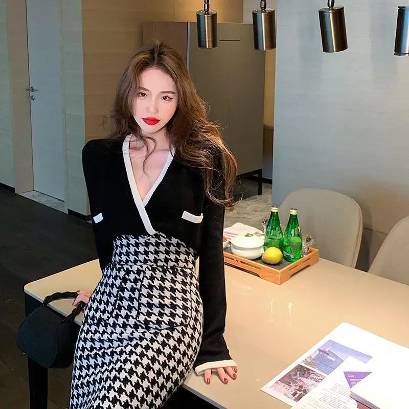 Spring New Suit Women's Irregular V-neck Sweater + Houndstooth High Waist Skirt Two-Piece Suit Fashion
Spring New Suit Women's Irregular V-neck Sweater + Houndstooth High Waist Skirt Two-Piece Suit Fashion