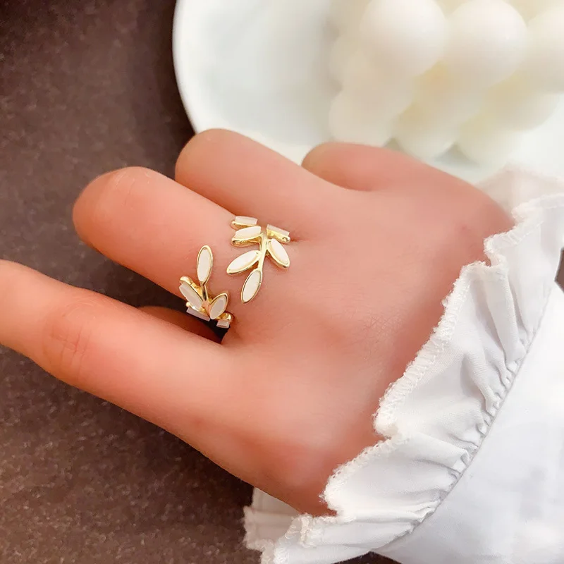 Korean hot selling fashion jewelry exquisite copper alloy leaf ring simple women's opening can be adjustable ring
Korean hot selling fashion jewelry exquisite copper alloy leaf ring simple women's opening can be adjustable ring