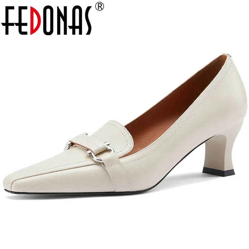 Женские туфли-лодочки в стиле ретро FEDONAS, весенние туфли из натуральной кожи с металлическим украшением для офиса, модель 2021 года
Женские туфли-лодочки в стиле ретро FEDONAS, весенние туфли из натуральной кожи с металлическим украшением для офиса, модель 2021 года