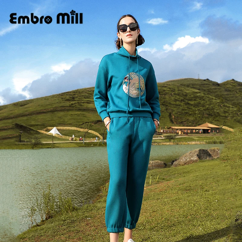 High-End New Spring And Autumn Half High Collar Embroidered Top + Fashion Sweatpants Play Golf Lady Two-Piece Suit S-XL 
High-End New Spring And Autumn Half High Collar Embroidered Top + Fashion Sweatpants Play Golf Lady Two-Piece Suit S-XL