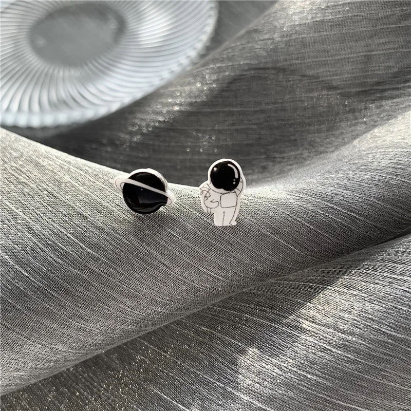 Korean Asymmetrical Planet Astronaut Ear Stud Female Style Simple Personality Small Earrings 
Korean Asymmetrical Planet Astronaut Ear Stud Female Style Simple Personality Small Earrings