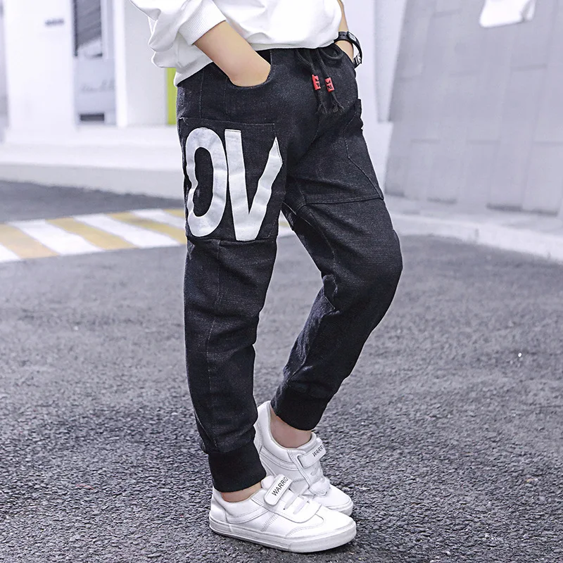 Children's clothing, boys' letter jeans, spring and autumn clothing, new medium and large children's loose student pants
Children's clothing, boys' letter jeans, spring and autumn clothing, new medium and large children's loose student pants