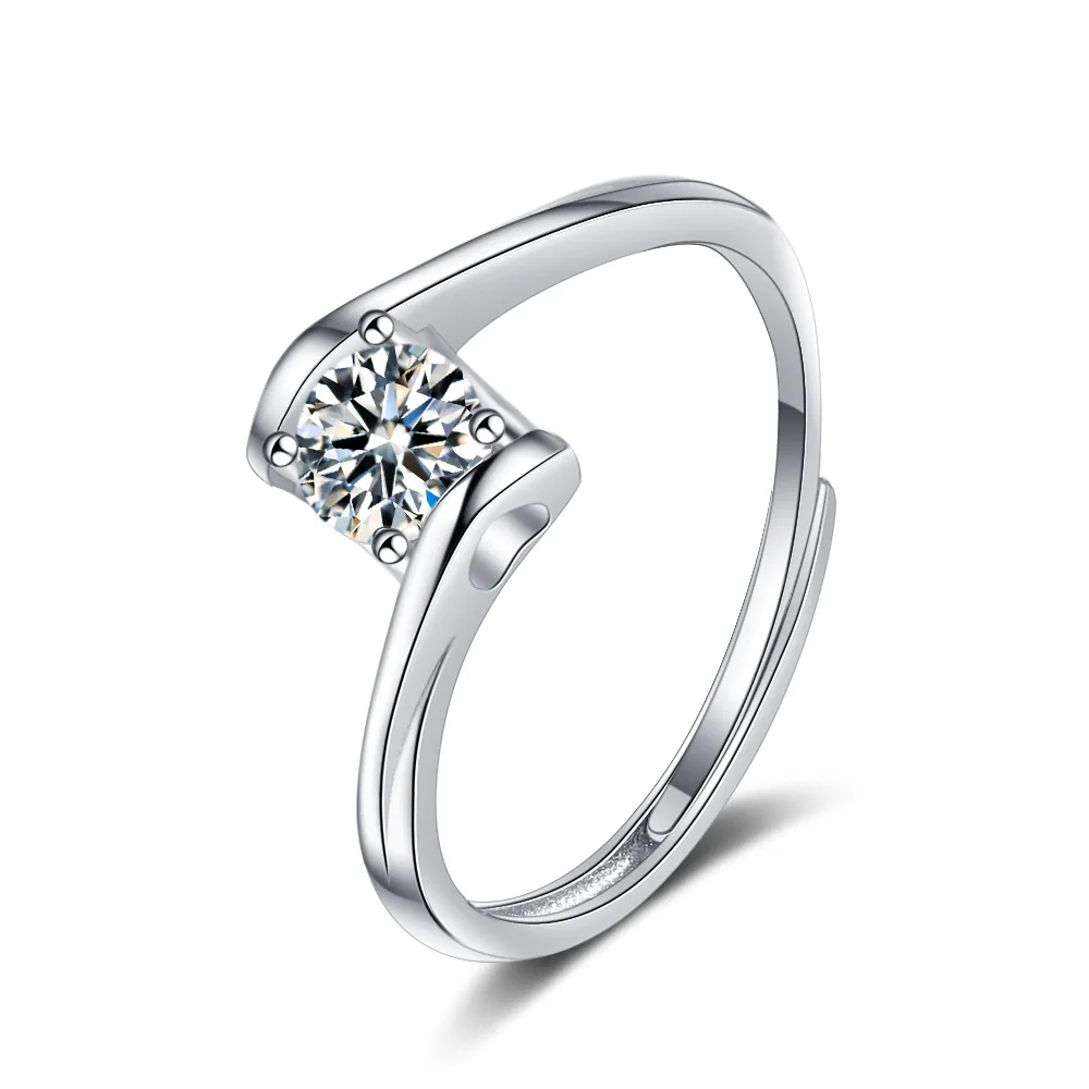 S925 pure silver Mossan stone diamond ring female 1 carat twisting arm opening simulation diamond Mossan diamond ring D35.
S925 pure silver Mossan stone diamond ring female 1 carat twisting arm opening simulation diamond Mossan diamond ring D35.