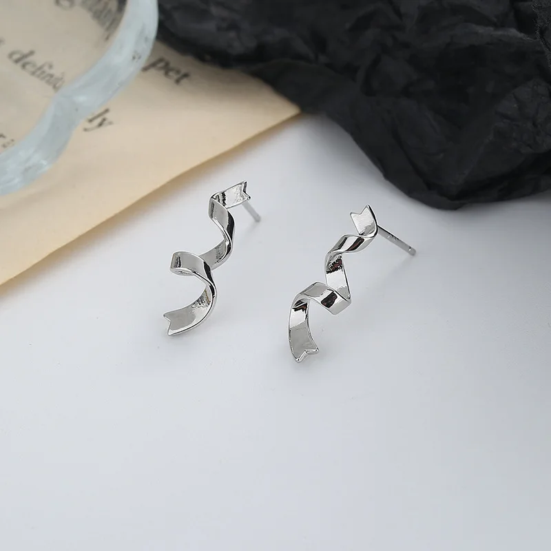 KOFSAC New Chic Spiral Wave Ribbon Stud Earrings For Women Fashion 925 Sterling Silver Jewelry Cute Girl Elegant Lady Earring
KOFSAC New Chic Spiral Wave Ribbon Stud Earrings For Women Fashion 925 Sterling Silver Jewelry Cute Girl Elegant Lady Earring
