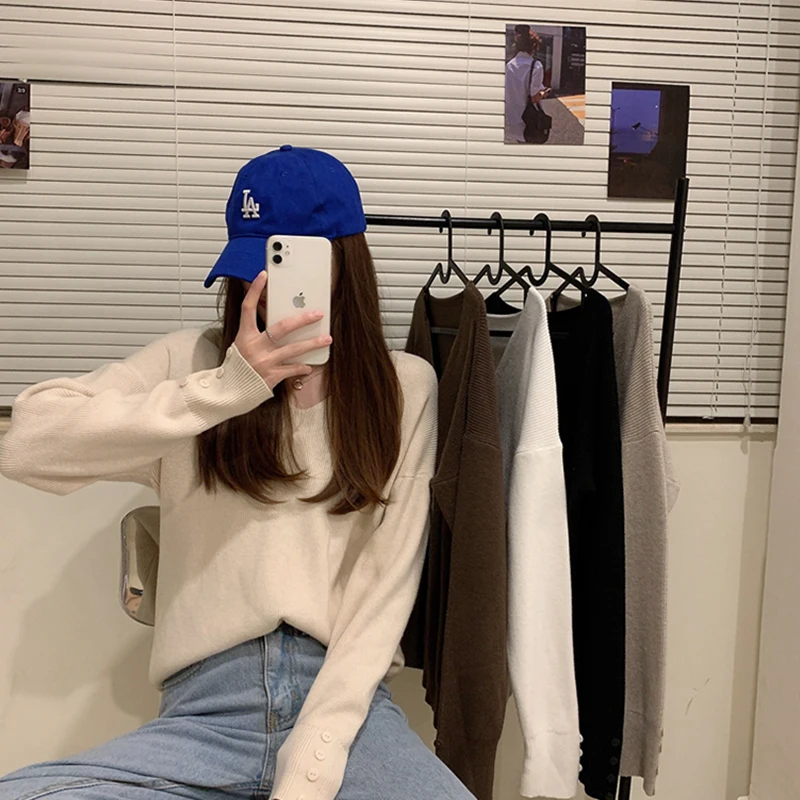 Sister Fara New Autumn Winter Women V-Neck Long Sleeve Knitted Sweaters All-Match Casual Solid Color Loose Office Lady Pullovers
Sister Fara New Autumn Winter Women V-Neck Long Sleeve Knitted Sweaters All-Match Casual Solid Color Loose Office Lady Pullovers