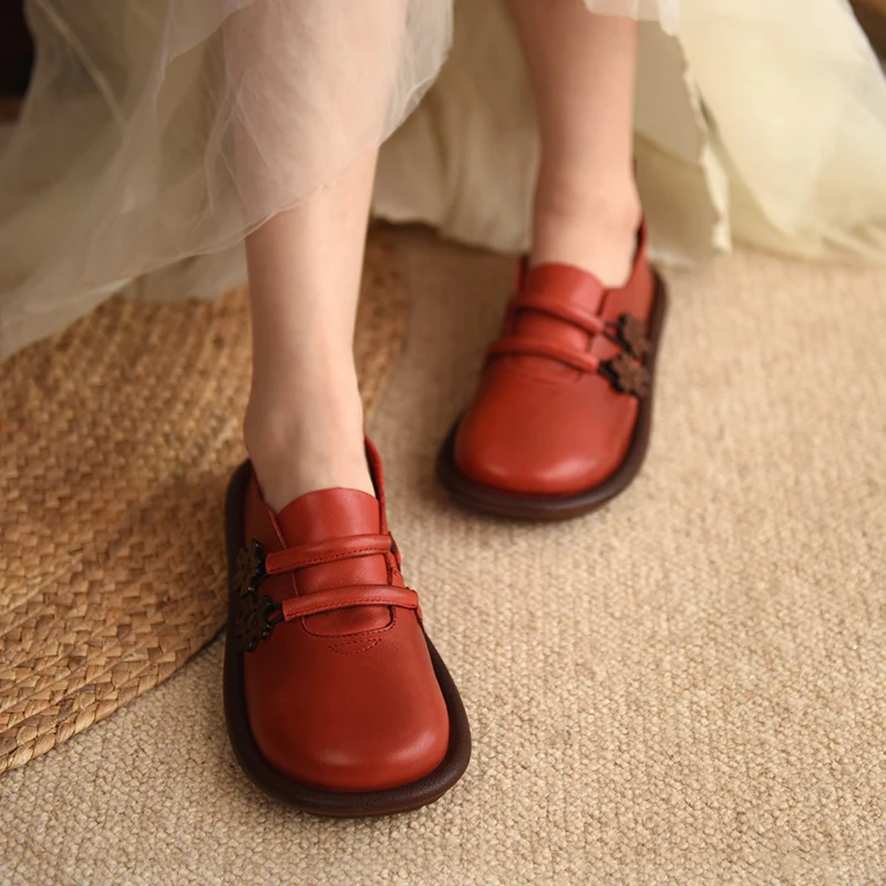 Туфли женские из натуральной кожи на плоской подошве, с круглым носком
Туфли женские из натуральной кожи на плоской подошве, с круглым носком