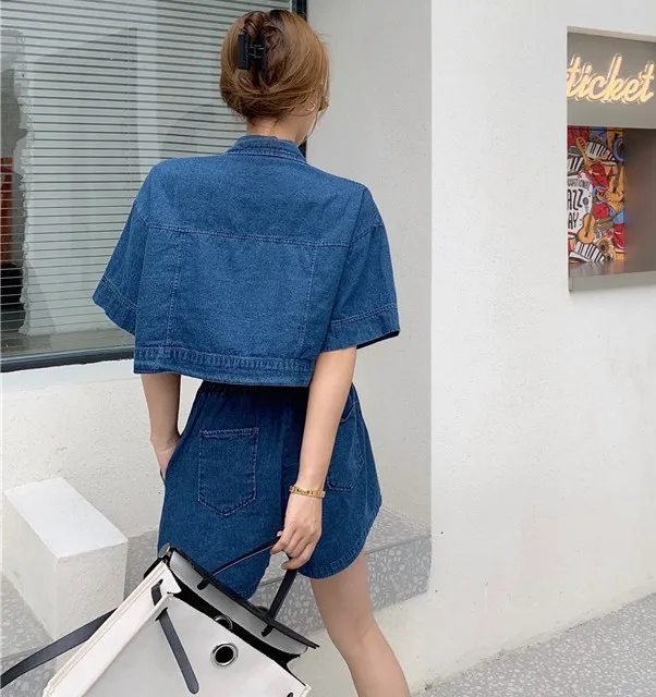2021 Summer Two Piece Set Women Casual Fashion Denim Lapel Short Sleeve Jacket Tops + Elastic Waist Shorts Outfits
2021 Summer Two Piece Set Women Casual Fashion Denim Lapel Short Sleeve Jacket Tops + Elastic Waist Shorts Outfits