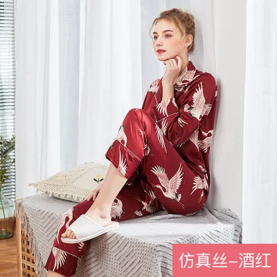 New autumn Korean ice silk Women Long Pant Pajamas Sets Nightwear / Women's long-sleeved silk pajamas two-piece set
New autumn Korean ice silk Women Long Pant Pajamas Sets Nightwear / Women's long-sleeved silk pajamas two-piece set