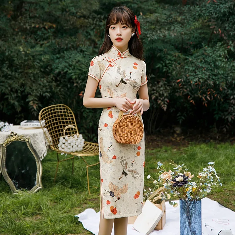 Китайская традиционная Стиль для женщин короткий рукав тонкий кран узор кружевное платье Ципао дамы платье Ципао в винтажном стиле; Кружев...
Китайская традиционная Стиль для женщин короткий рукав тонкий кран узор кружевное платье Ципао дамы платье Ципао в винтажном стиле; Кружев...