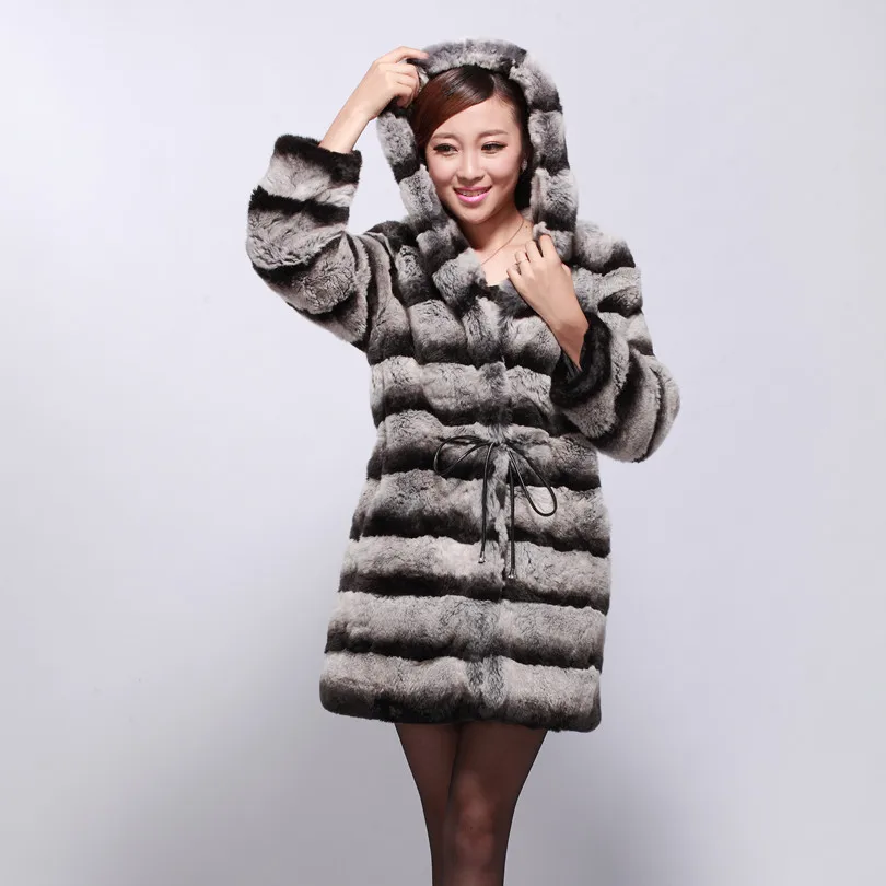 Женское пальто из натурального меха, с капюшоном 
Женское пальто из натурального меха, с капюшоном