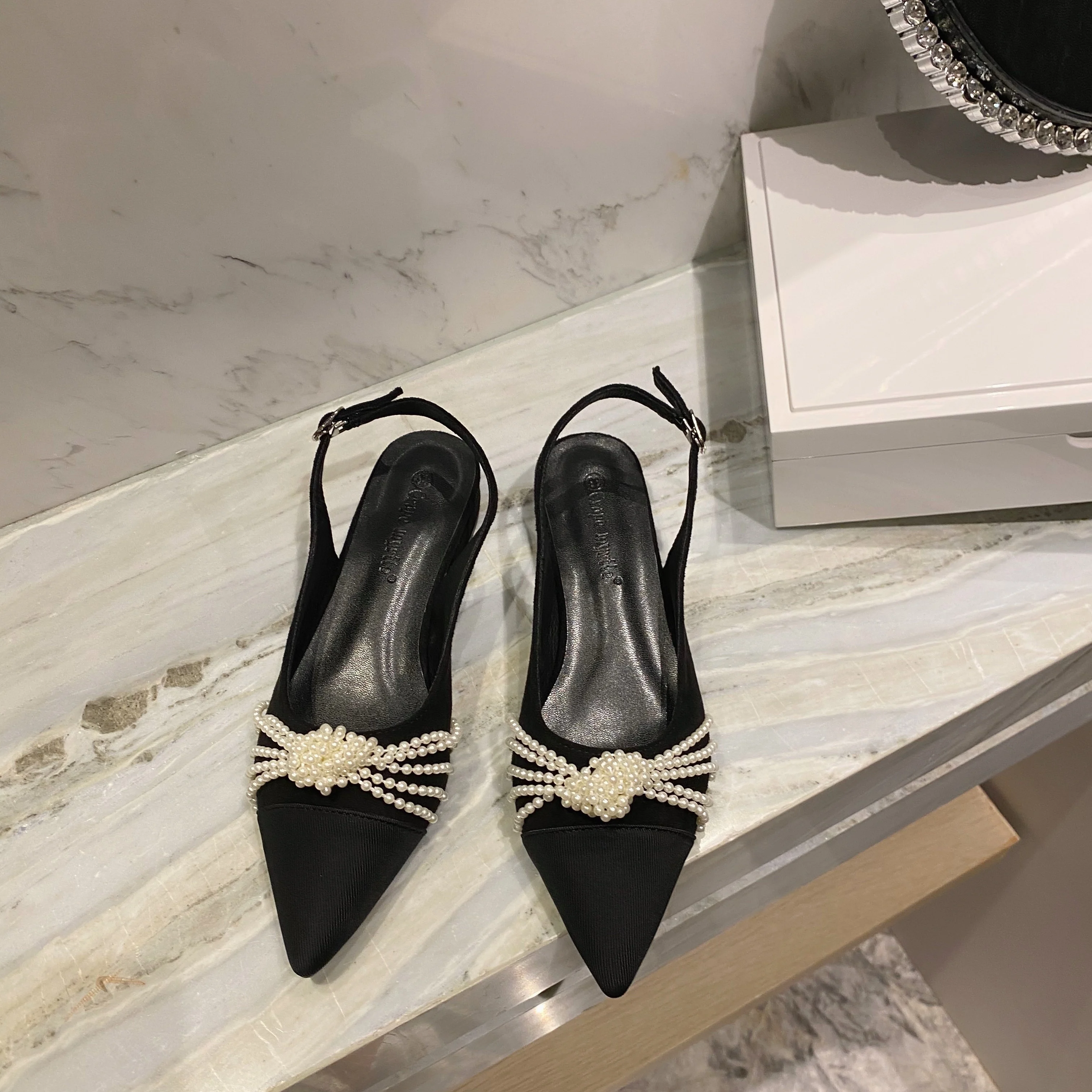 Genuine Leather Wedding High Heels Fashion Pointed Pearl Buckle Women Sandals Casual Summer Shoes For Women sandalias de mujer
Genuine Leather Wedding High Heels Fashion Pointed Pearl Buckle Women Sandals Casual Summer Shoes For Women sandalias de mujer