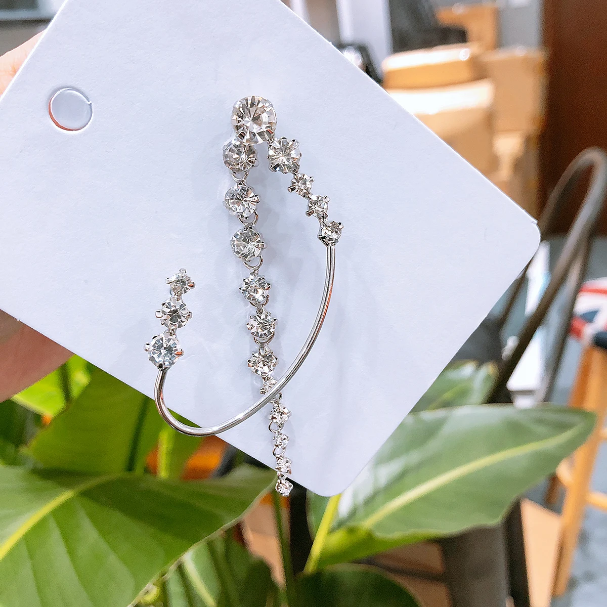 Single New Korean Rhinestone Earrings 2020 Shiny Drill Arc Ear Hanging Clip Earrings for Women Minimalist Ear Cuff Fake Piercing
Single New Korean Rhinestone Earrings 2020 Shiny Drill Arc Ear Hanging Clip Earrings for Women Minimalist Ear Cuff Fake Piercing