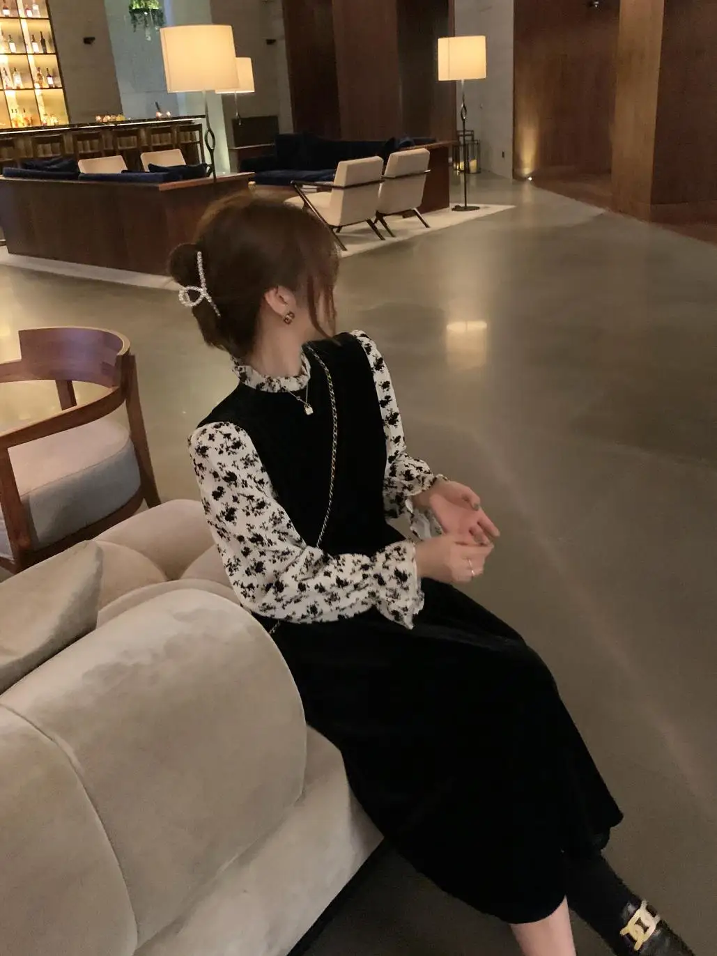 AHY temperament velvet dress female in new winter Hepburn wind in the little black dress long knee-length skirt
AHY temperament velvet dress female in new winter Hepburn wind in the little black dress long knee-length skirt