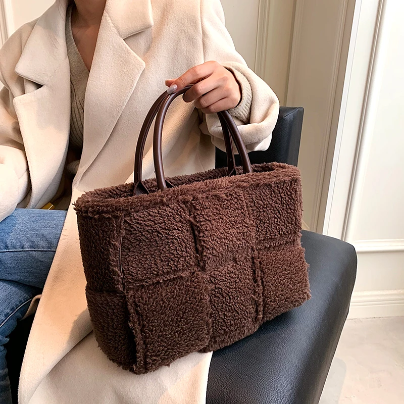New Winter Female Plush Large Capacity Shopping Handbag Lambswool Ladies All-match Tote Bag Luxury Bag Woman Faux Fur Brand Pack
New Winter Female Plush Large Capacity Shopping Handbag Lambswool Ladies All-match Tote Bag Luxury Bag Woman Faux Fur Brand Pack