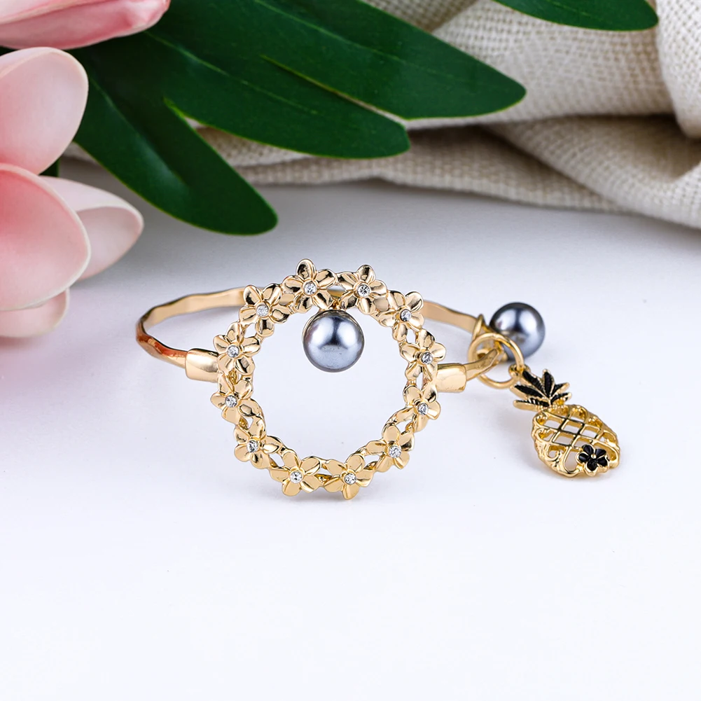 Cring Coco Charm Bangles Fashion Pineapple Flower Pearl Bangle Bracelet Designer Gold Plated Jewelry Bracelets 2021 for Women 
Cring Coco Charm Bangles Fashion Pineapple Flower Pearl Bangle Bracelet Designer Gold Plated Jewelry Bracelets 2021 for Women
