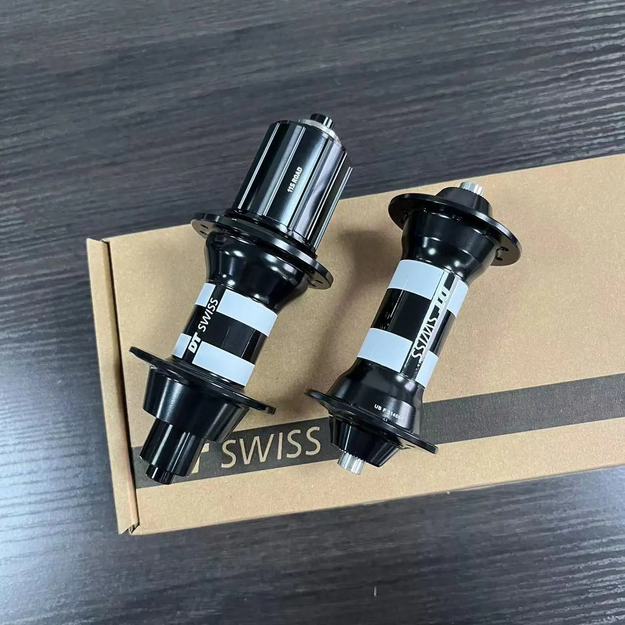 Original DTSwiss350 Road V Brake Bike Hub 10S 11S HG XDR front 20h rear 24 holes wave 100*5/130*5MM Road Bicycle 
Original DTSwiss350 Road V Brake Bike Hub 10S 11S HG XDR front 20h rear 24 holes wave 100*5/130*5MM Road Bicycle