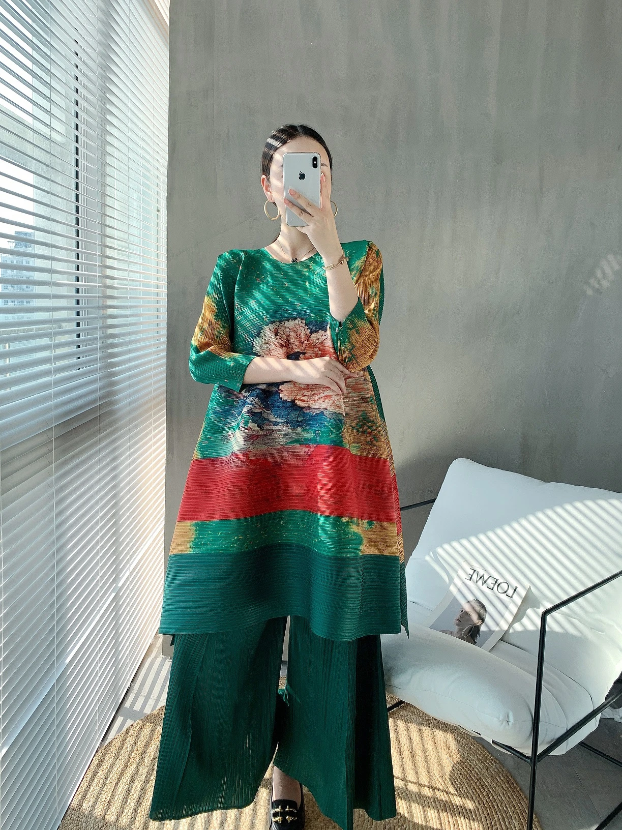 Miyake Pleated Oversize Dress Set Autumn New Style Printing Retro Elegant Temperament Cover Belly National Style Trousers Suit
Miyake Pleated Oversize Dress Set Autumn New Style Printing Retro Elegant Temperament Cover Belly National Style Trousers Suit