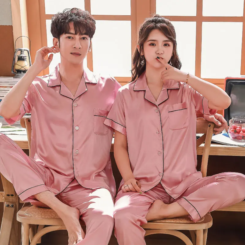 Корейская Пижама для пары, женские летние шорты с коротким рукавом, кардиган, шелковая атласная Мужская семейная одежда из ледяного шелка
Корейская Пижама для пары, женские летние шорты с коротким рукавом, кардиган, шелковая атласная Мужская семейная одежда из ледяного шелка