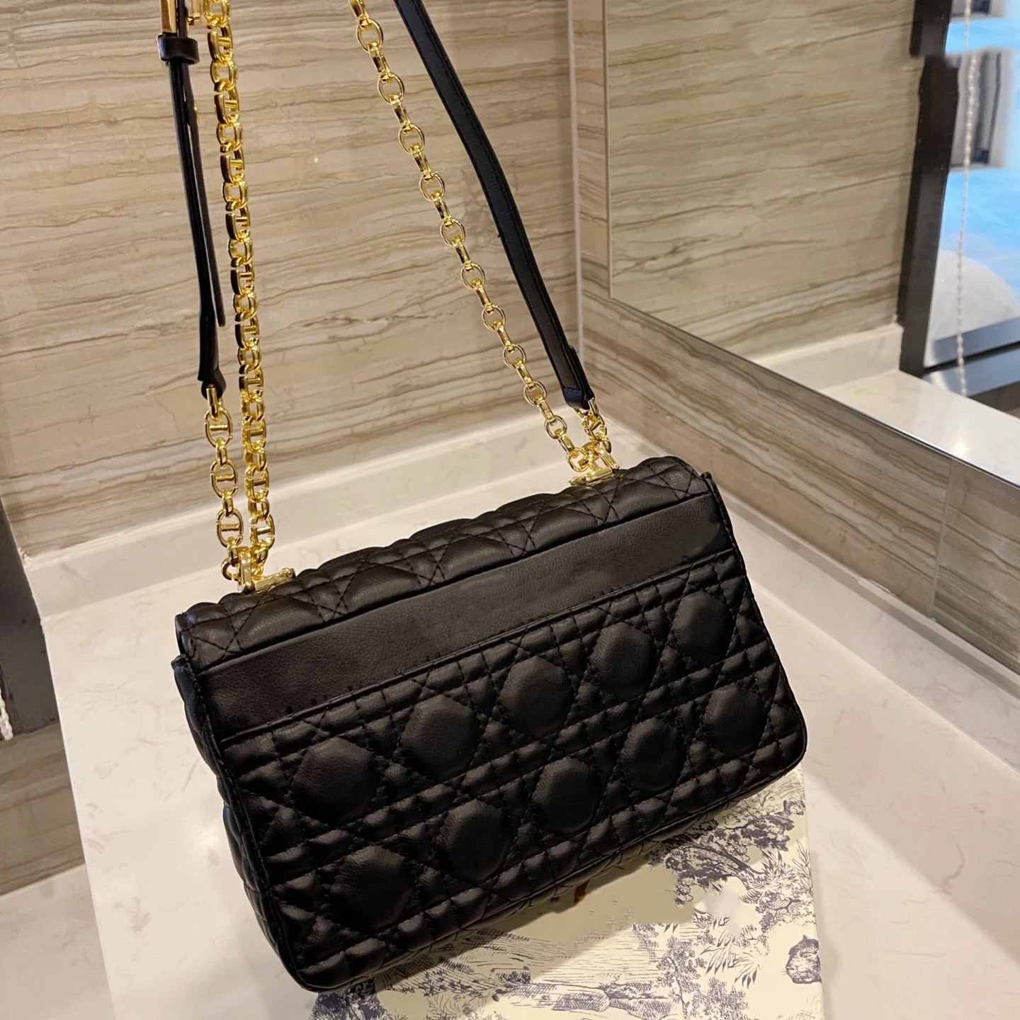 2021Queenie New Famous Luxury Brand Designer Genuine Leather Top Quality Ladies Crossbody Bag Hot Selling Flap Messenger Bag
2021Queenie New Famous Luxury Brand Designer Genuine Leather Top Quality Ladies Crossbody Bag Hot Selling Flap Messenger Bag