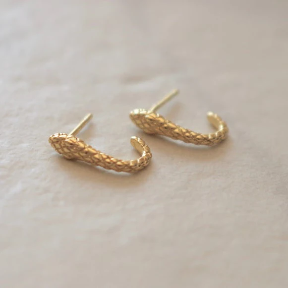 Простые золотые серьги гвоздики для женщин милые простые со змеиным