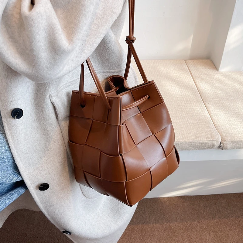 Crossbody Shoulder Bags 2021 Winter New Luxury Brand Pu Leather Weave Bucket High-Quality Women's Designer Handbag Bolso Mujer
Crossbody Shoulder Bags 2021 Winter New Luxury Brand Pu Leather Weave Bucket High-Quality Women's Designer Handbag Bolso Mujer