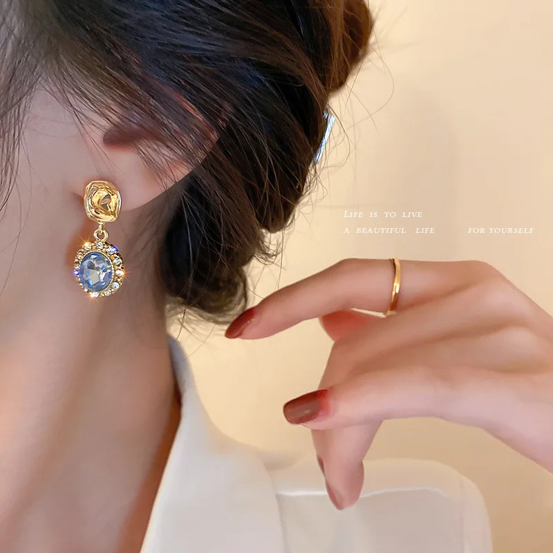 925 Silver Needle Diamond Inlaid Geometric Earrings French Retro Simple Palace Style Fashion Temperament High Sense Ear
925 Silver Needle Diamond Inlaid Geometric Earrings French Retro Simple Palace Style Fashion Temperament High Sense Ear