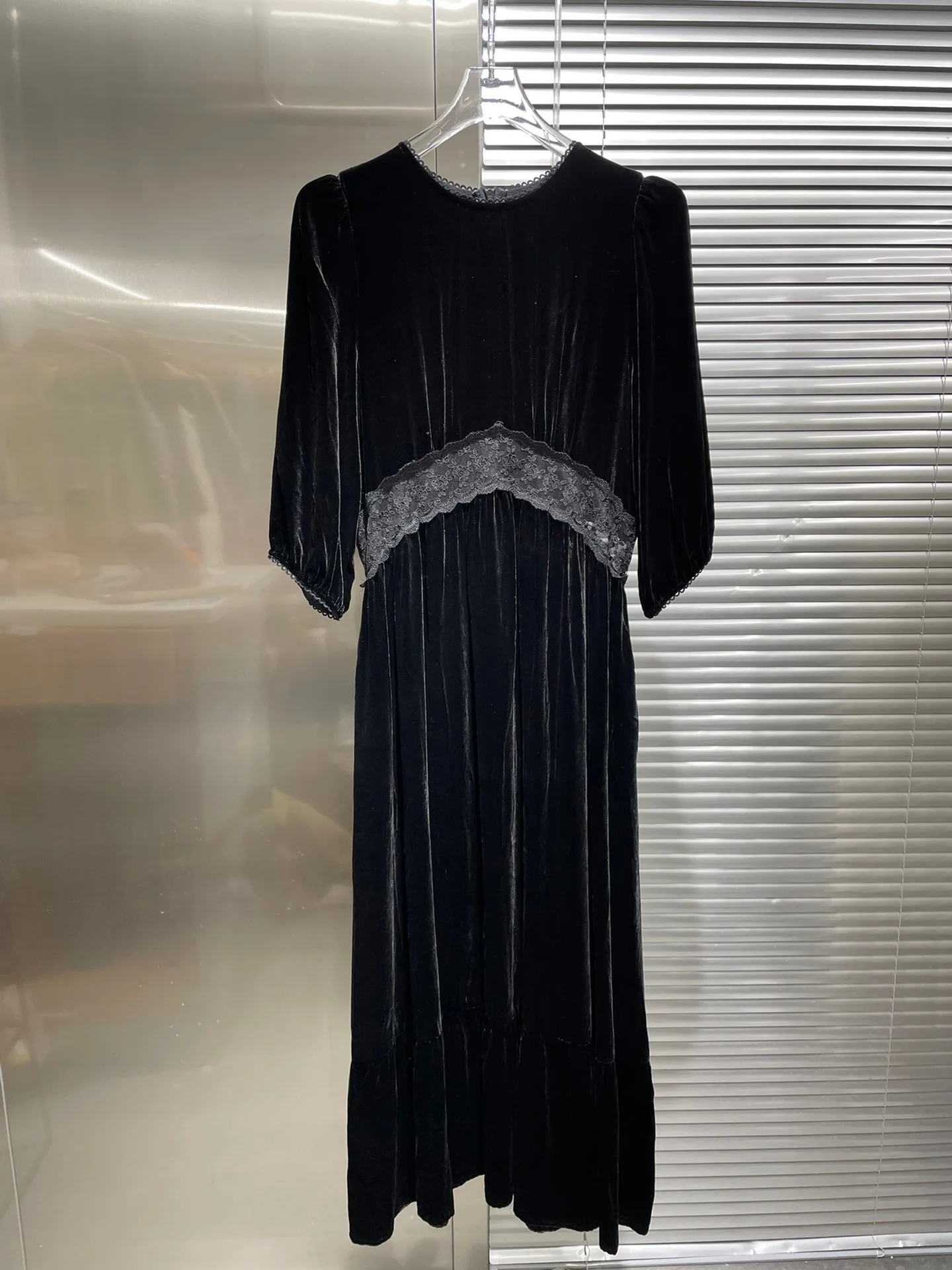 2021 Fashion Classic Trendy Brand luxury design Patchwork Lace Half Sleeve Velvet Midi Dress Women 2 Color
2021 Fashion Classic Trendy Brand luxury design Patchwork Lace Half Sleeve Velvet Midi Dress Women 2 Color