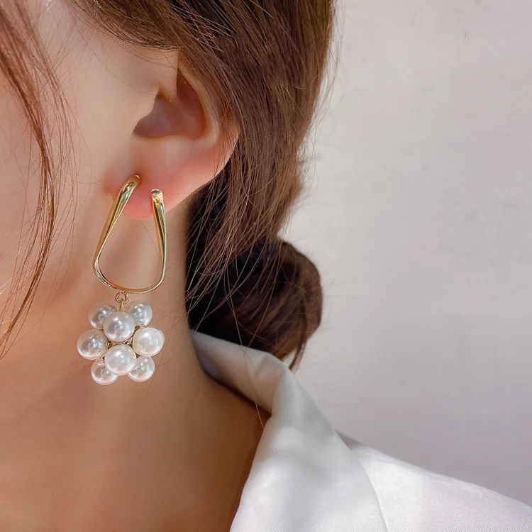 HANGZHI 2020 New S925 Retro Temperament Simple Versatile C-shaped Metal Plaid Large Pearl Hoop Earrings for Women Girls Jewelry
HANGZHI 2020 New S925 Retro Temperament Simple Versatile C-shaped Metal Plaid Large Pearl Hoop Earrings for Women Girls Jewelry