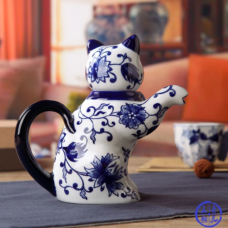 Chinese style Jingdezhen blue and white porcelain lucky cat teapot home decoration Japanese classical artist ceramic tea pot | Дом и сад