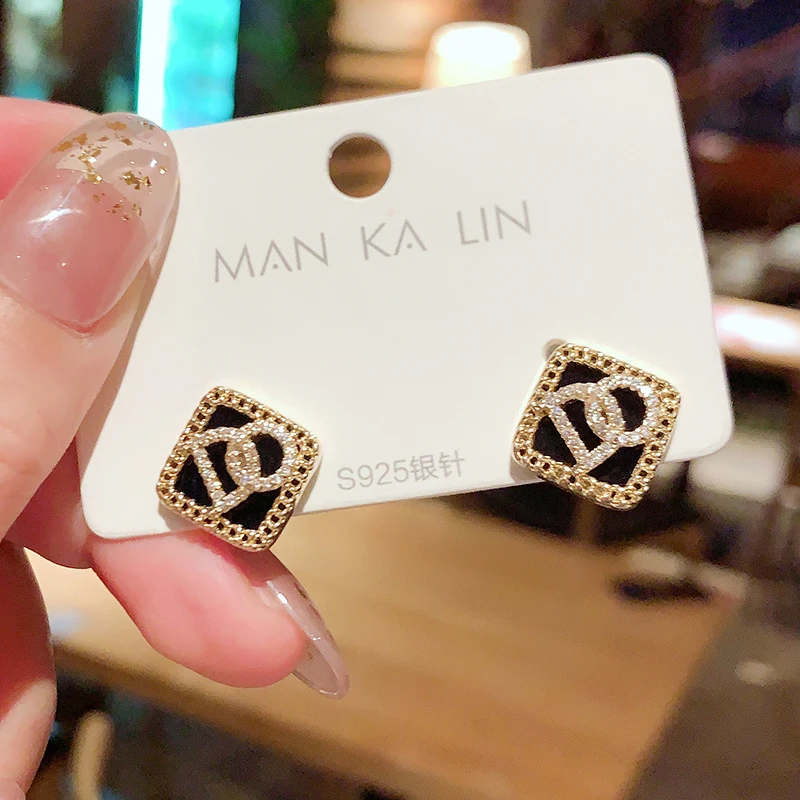 2021 Baroque Irregular Fresh Pearl Drop Earrings Luxury Fashion Bohemian Gold Color Letter DO Earrings For Women Jewelry Gift
2021 Baroque Irregular Fresh Pearl Drop Earrings Luxury Fashion Bohemian Gold Color Letter DO Earrings For Women Jewelry Gift