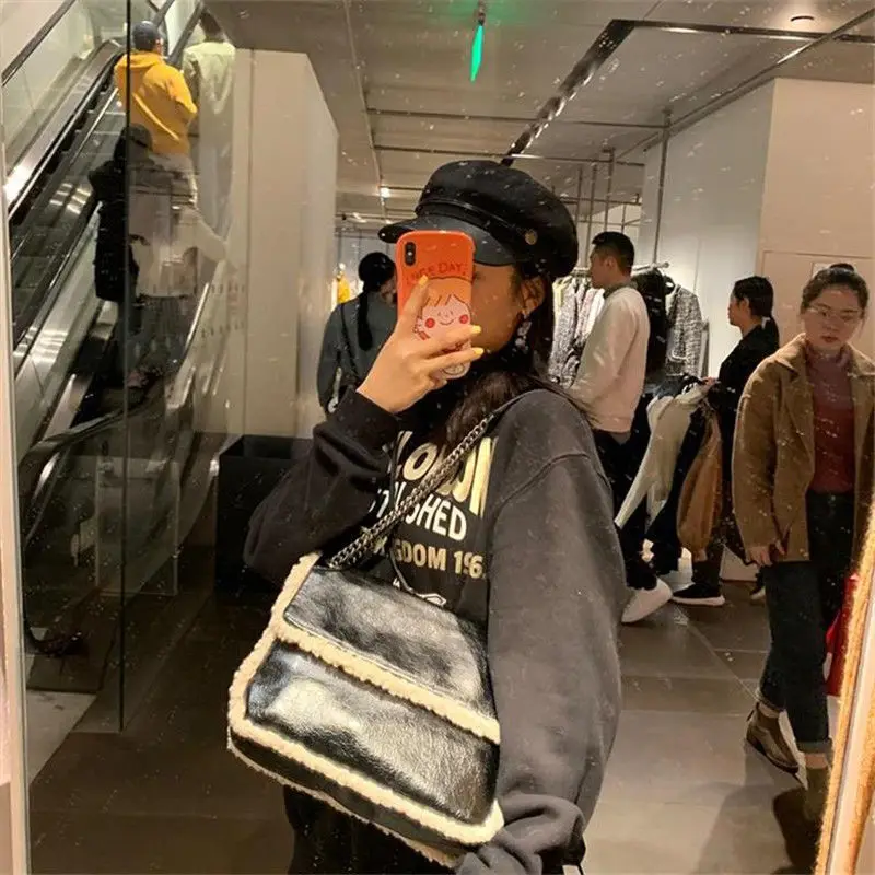 Brand Designer Luxury Handbags 2021 Winter Plush Bag Large Capacity Chain Shoulder Bag Female Mini Messenger Bag Set of Two Bag
Brand Designer Luxury Handbags 2021 Winter Plush Bag Large Capacity Chain Shoulder Bag Female Mini Messenger Bag Set of Two Bag