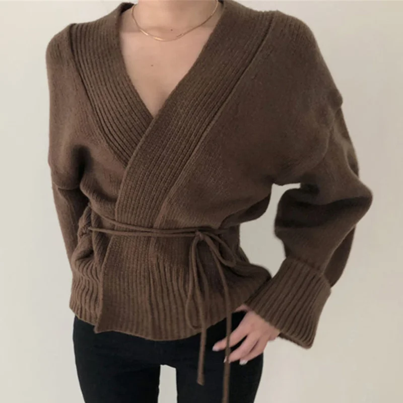 Женская трикотажная приталенная юбка с V-образным вырезом
Женская трикотажная приталенная юбка с V-образным вырезом