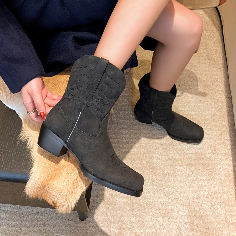 Short Boots New Autumn And Winter 2021 Square Head Solid Color Embroidered Women's Thick Heel National Style Casual Women's Boot
Short Boots New Autumn And Winter 2021 Square Head Solid Color Embroidered Women's Thick Heel National Style Casual Women's Boot