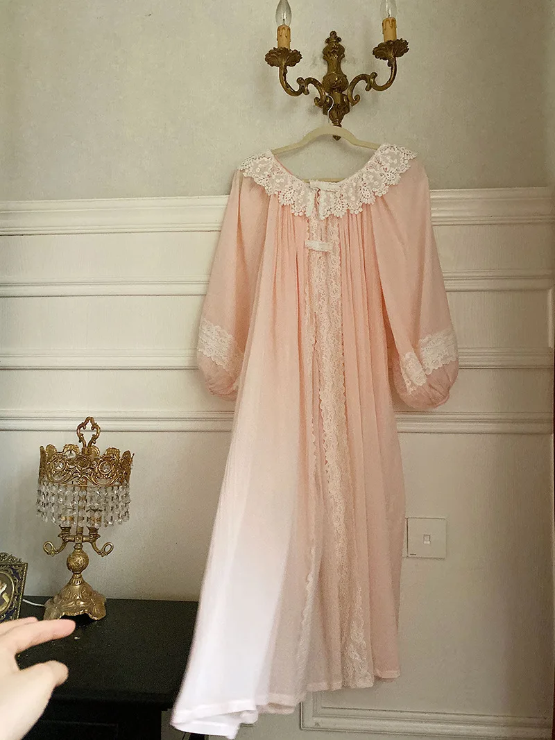 Sweet Nightgown 2021 Princess Style French Lace Patchwork Round Neck Nightdress 2-Piece Set Thin Long Robe Fairy Pajamas Women
Sweet Nightgown 2021 Princess Style French Lace Patchwork Round Neck Nightdress 2-Piece Set Thin Long Robe Fairy Pajamas Women