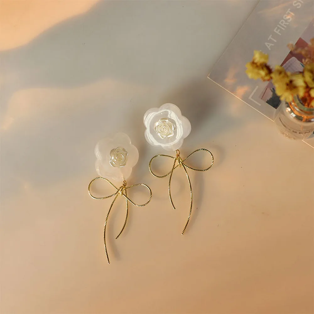 Korean New Elegant Resin White Rose Flower Dangle Earrings Brincos Temperament bow Party Jewelry Gifts 1 Pair
Korean New Elegant Resin White Rose Flower Dangle Earrings Brincos Temperament bow Party Jewelry Gifts 1 Pair
