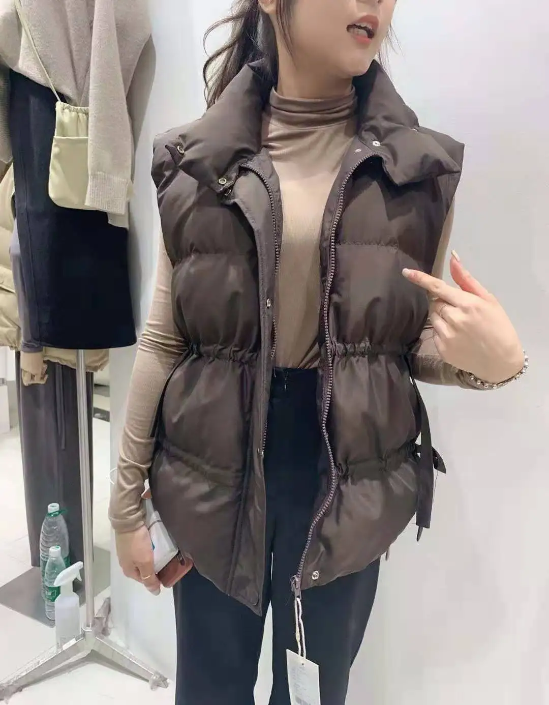 2021 Cotton body Warmer Vest Women Plus Size Thick Down Cotton Vest Zipper Beige Black Waistcoat Winter Warm Sleeveless Jacket
2021 Cotton body Warmer Vest Women Plus Size Thick Down Cotton Vest Zipper Beige Black Waistcoat Winter Warm Sleeveless Jacket